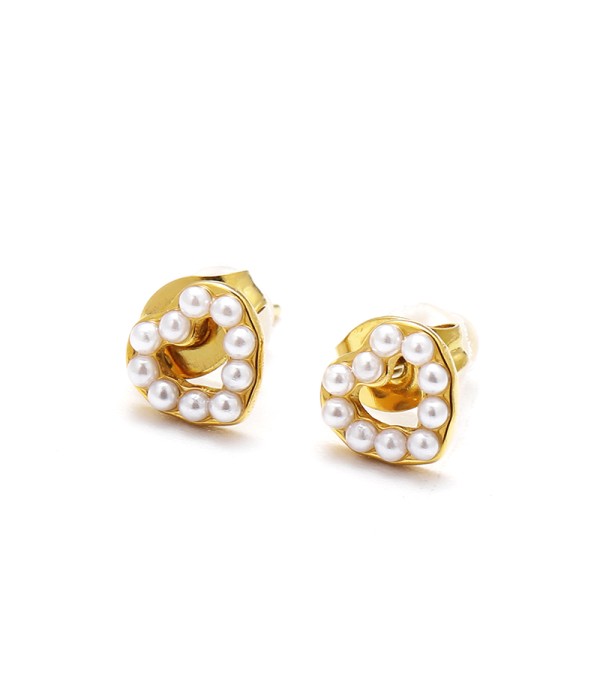 Pendientes dorados en forma de corazón con perlas
