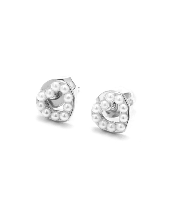 Pendientes plateados en forma de corazón con perlas