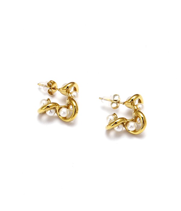Pendientes de aros dorados con perlas entrelazadas