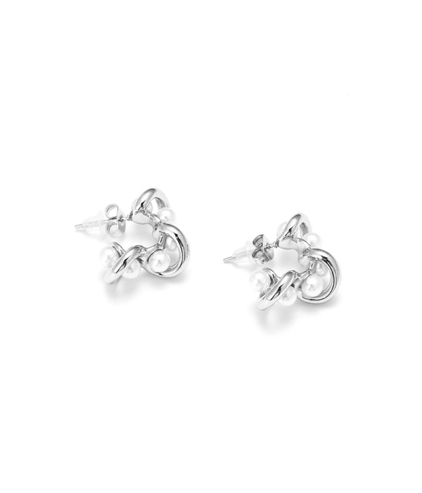 Pendientes de aros plateados con perlas entrelazadas