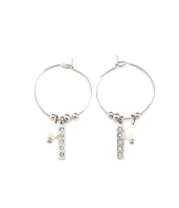 Pendientes de aros plateados con colgantes de perla y circonitas