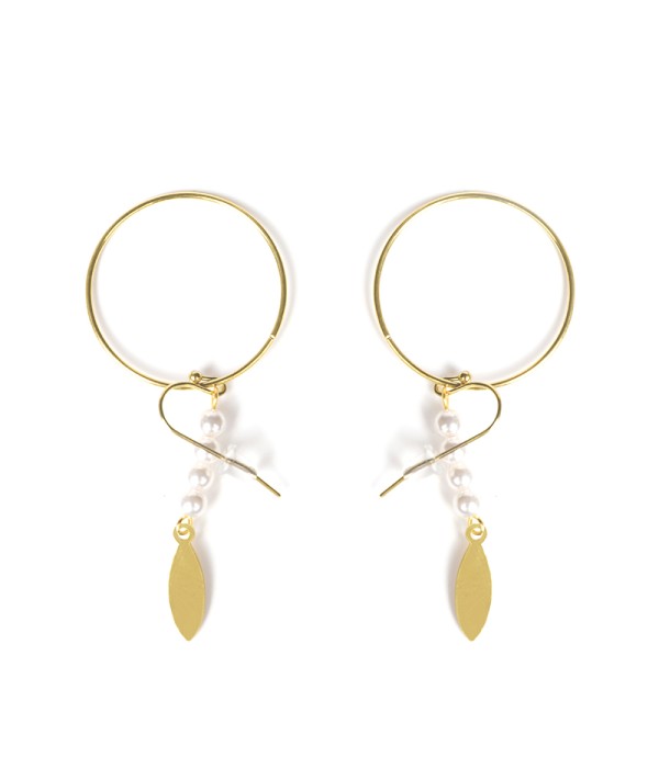 Pendientes de aros dorados con perlas y colgante de hoja