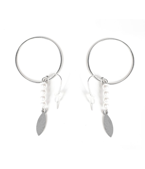Pendientes de aros plateados con perlas y colgante de hoja