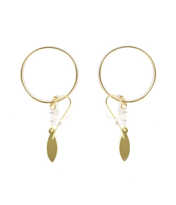 Pendientes de aros dorados con perlas y colgante de hoja