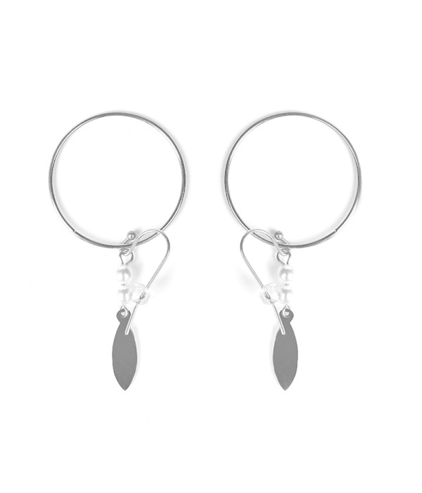 Pendientes de aros plateados con perlas y colgante de hoja