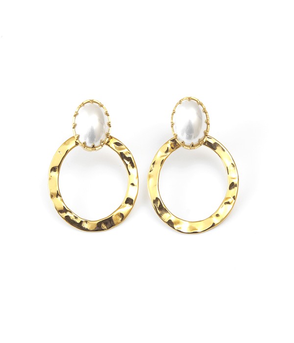 Pendientes dorados de aro martillado con perla ovalada