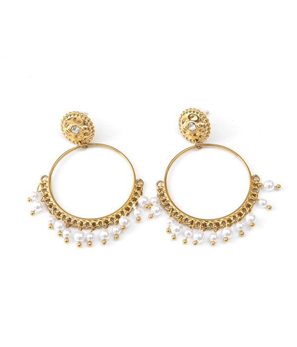 Pendientes dorados con perlas colgantes estilo boho