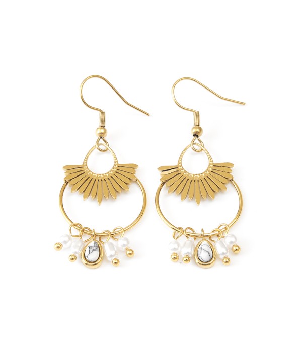 Pendientes dorados estilo boho con colgantes de perlas