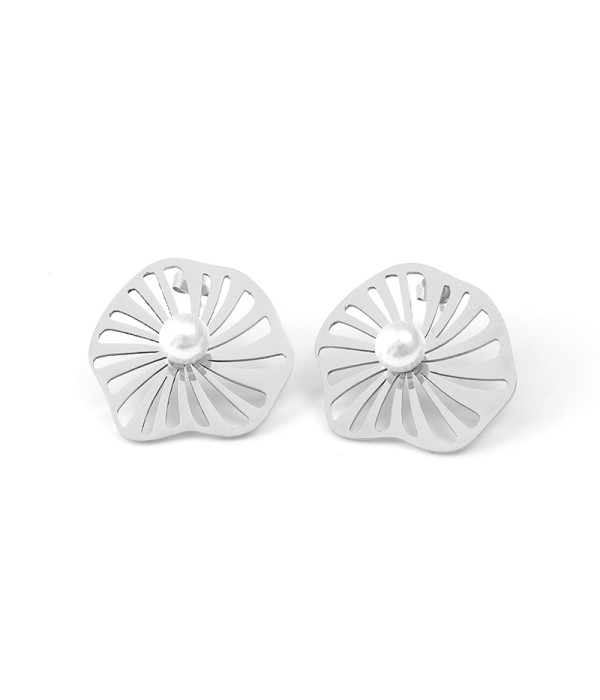 Pendientes plateados tipo abanico con perla central