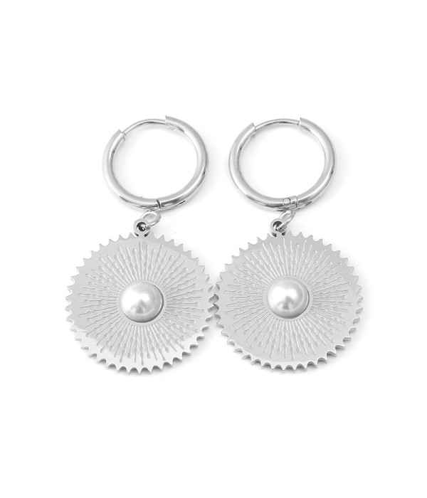 Pendientes de aro plateado con colgante solar y perla