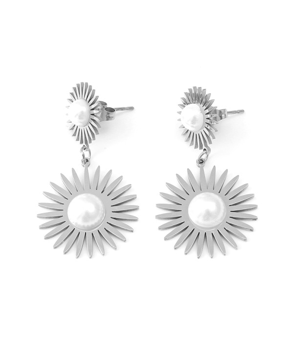 Pendientes plateados en forma de sol con perla central