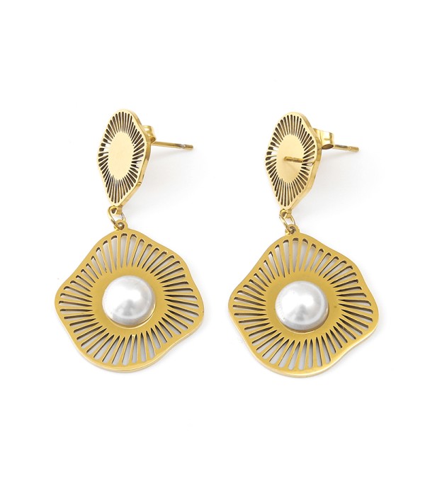 Pendientes dorados calados con perla central