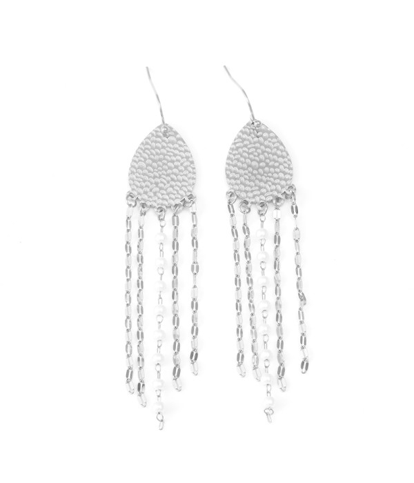 Pendientes largos plateados con cadenas y perlas