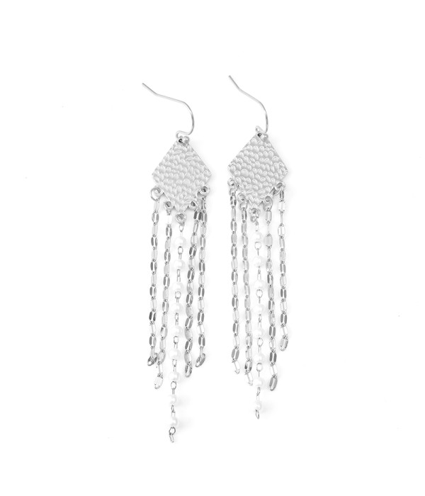 Pendientes largos con rombo plateado, cadenas y perlas