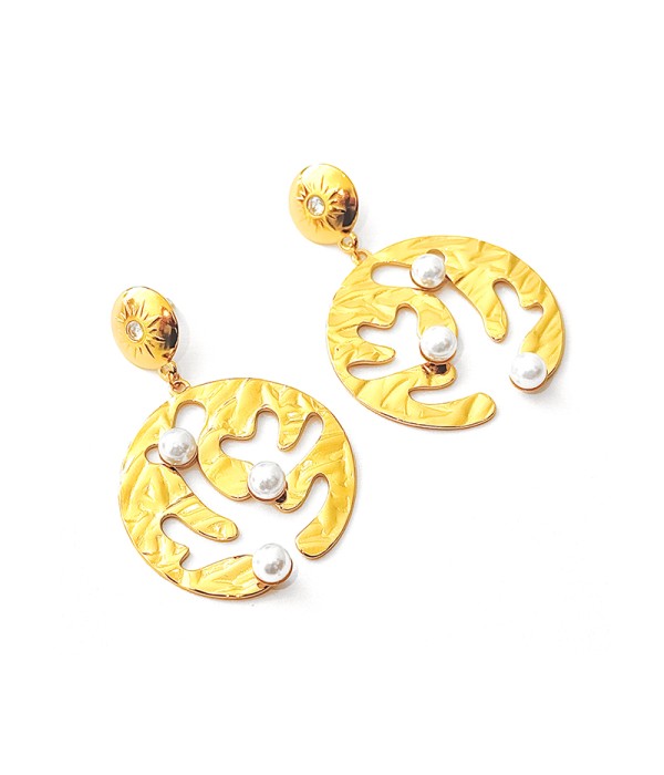 Pendientes redondos dorados con diseño abstracto y perlas