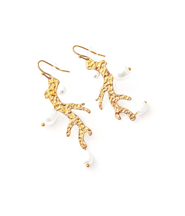 Pendientes dorados con forma de coral y perlas