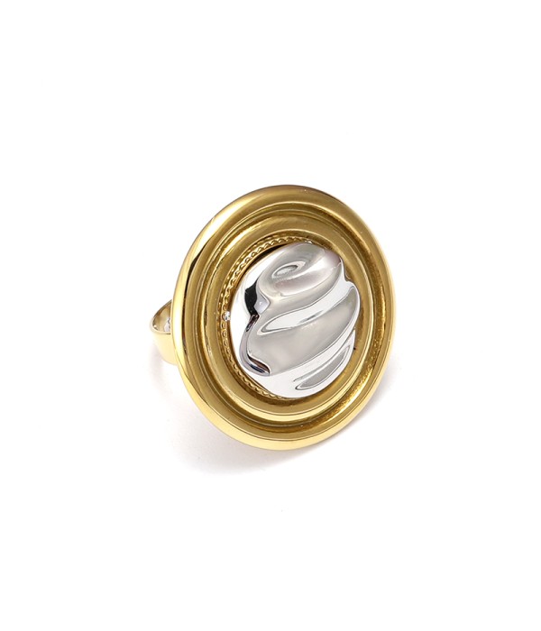 Anillo ovalado dorado con relieve abstracto plateado