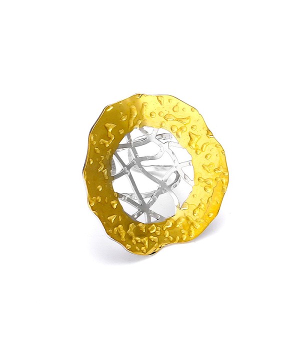 Anillo redondo bicolor con diseño abstracto calado