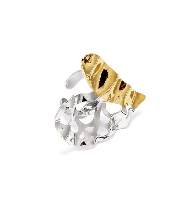 Anillo bicolor con diseño calado y detalle dorado martillado