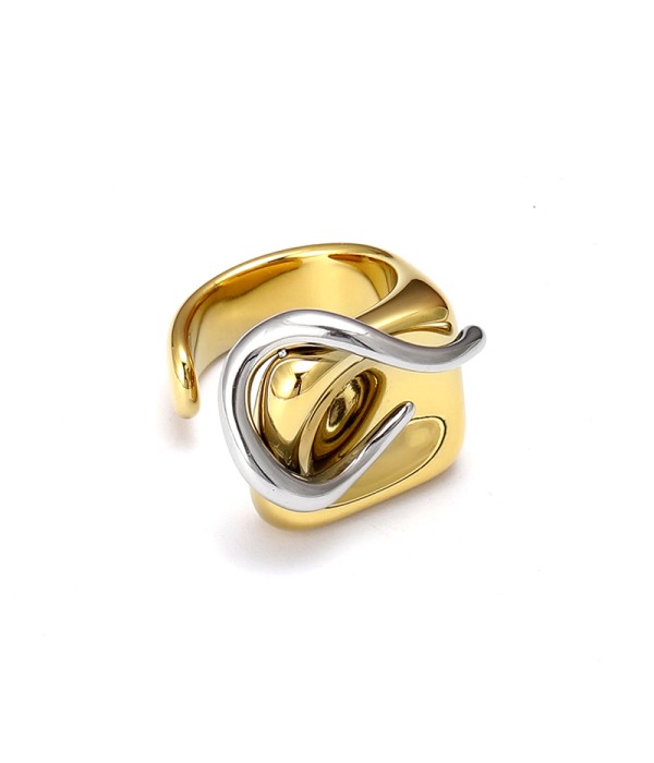 Anillo dorado ancho con adorno curvo plateado