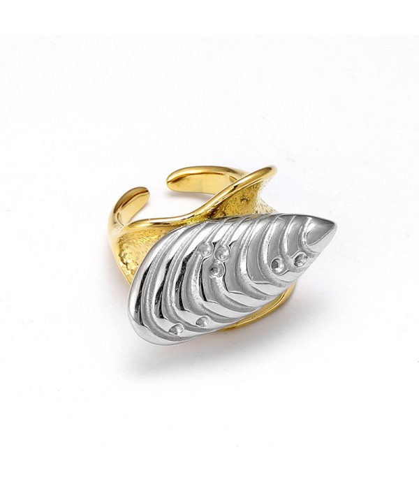 Anillo dorado con aplique plateado en forma de concha