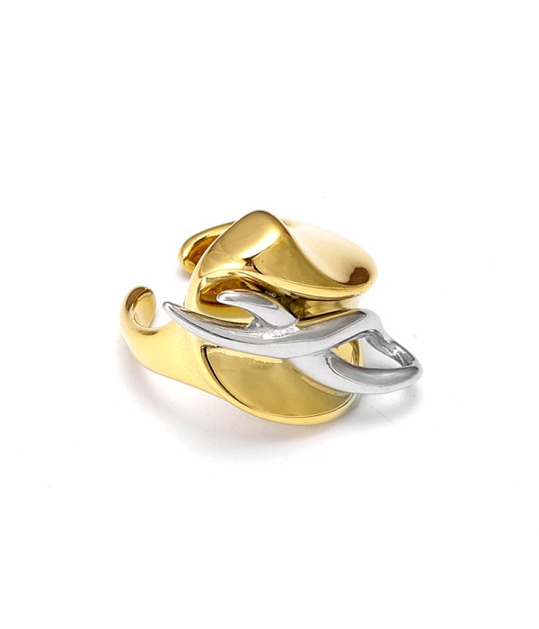 Anillo dorado con aplique plateado en forma de rama estilizada