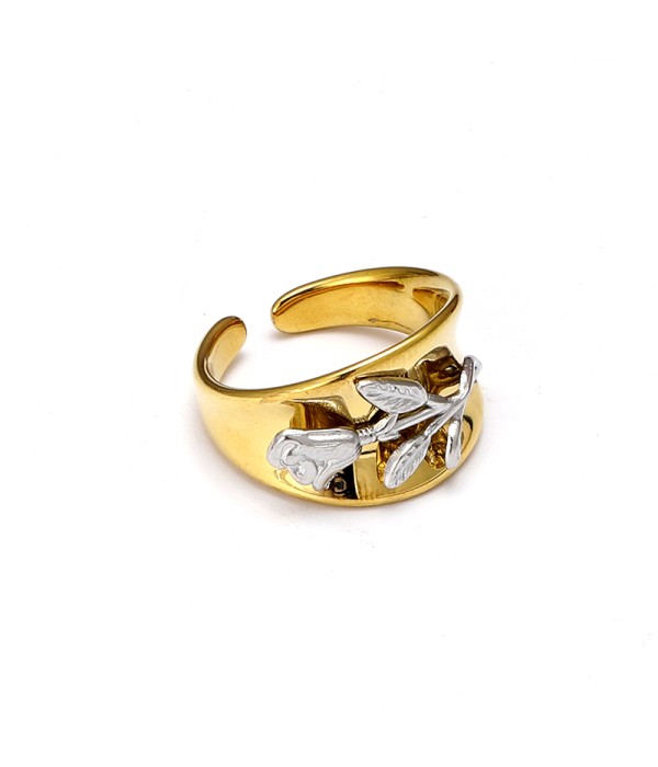 Anillo dorado con rosa plateada en relieve