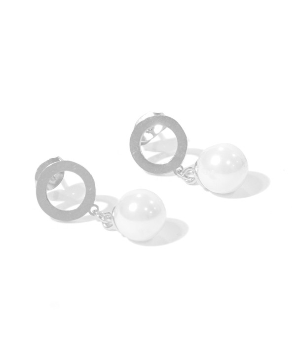 Pendientes plateados con círculo hueco y perla