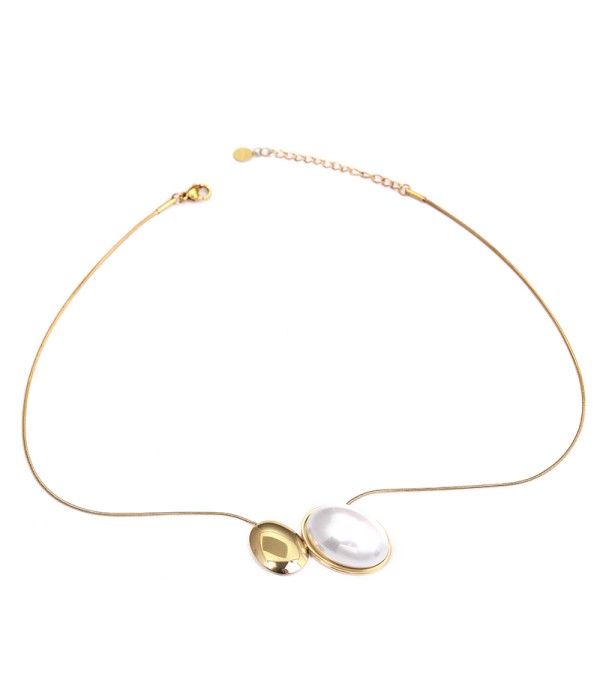 Collar minimalista con perla blanca ovalada