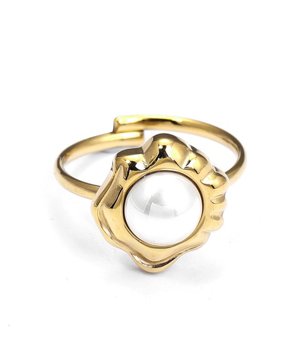 Anillo dorado con perla y diseño de concha