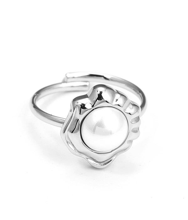 Anillo plateado con perla y diseño de concha