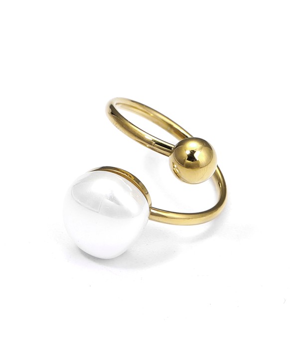 Anillo dorado abierto con esfera y perla