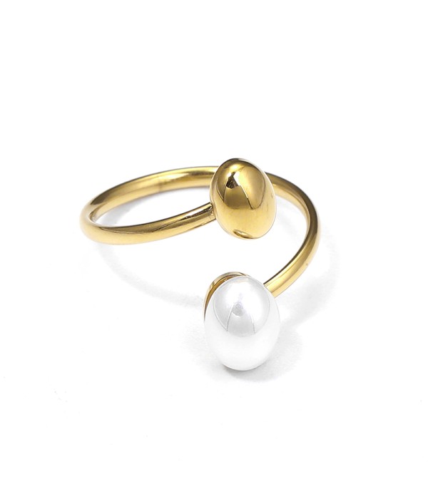 Anillo dorado con perla ovalada y esfera pulida