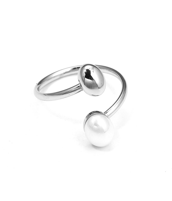 Anillo plateado con perla ovalada y esfera pulida