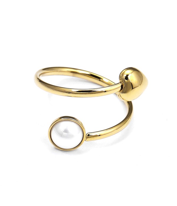 Anillo dorado con perla redonda y esfera
