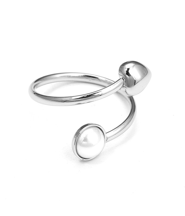Anillo plateado con perla redonda y esfera