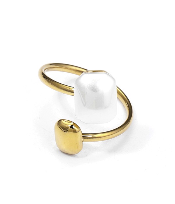 Anillo dorado abierto con forma geométrica y perla