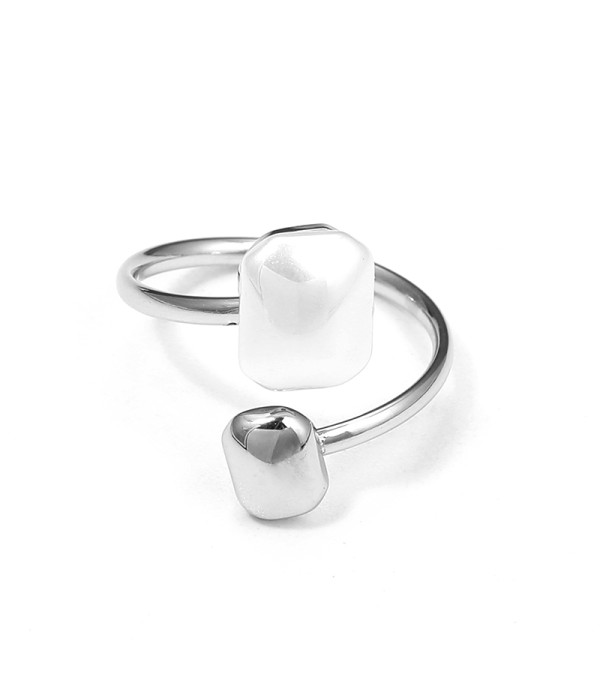 Anillo plateado abierto con forma geométrica y perla