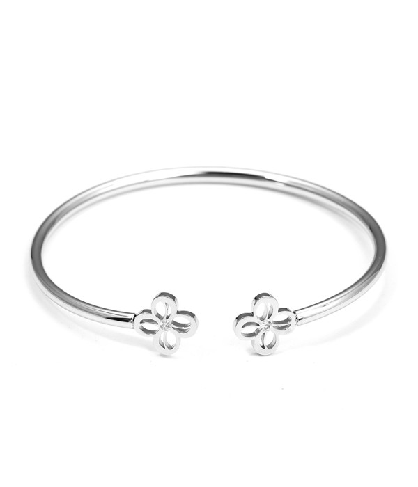 Pulsera rígida plateada con flores caladas y circonitas central