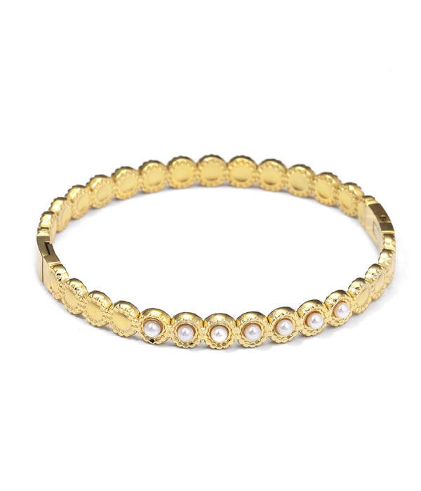 Pulsera rígida con detalles circulares y perlas