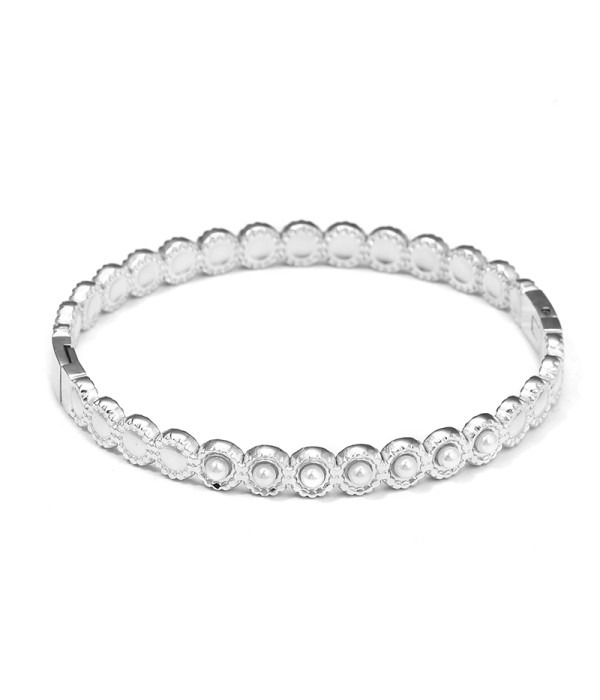 Pulsera rígida con detalles circulares y perlas