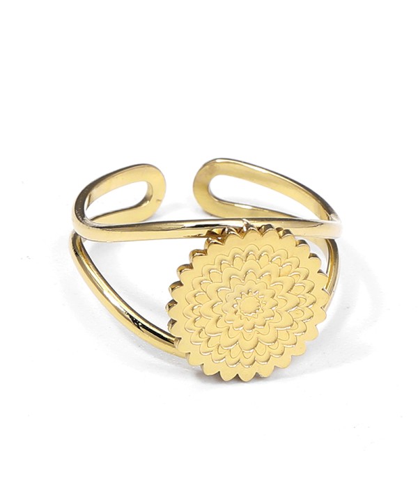 Anillo con grabado floral en relieve