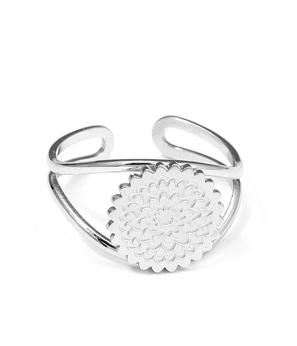 Anillo con grabado floral en relieve