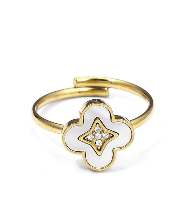 Anillo con trébol blanco y detalle central de circonitas