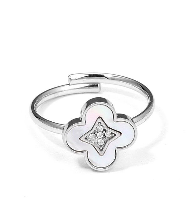 Anillo con trébol blanco y detalle central de circonitas