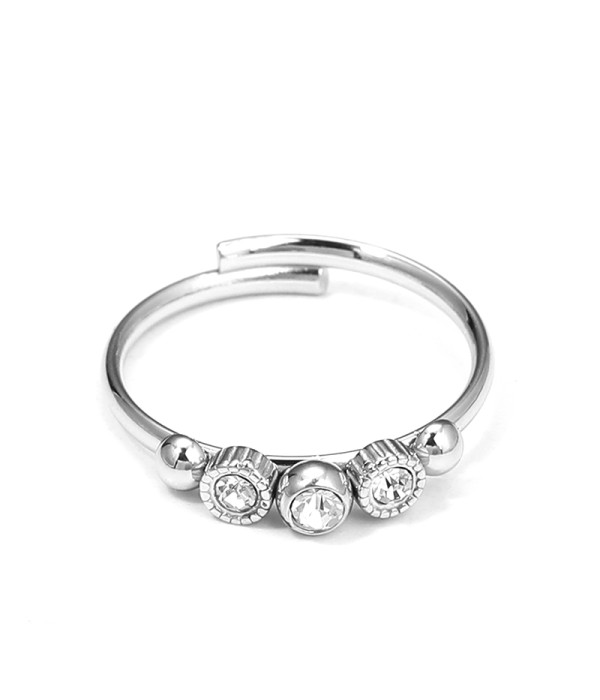 Anillo con tres circonitas engastadas