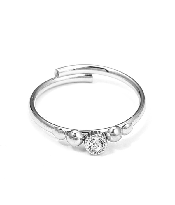 Anillo con detalle central de circonita