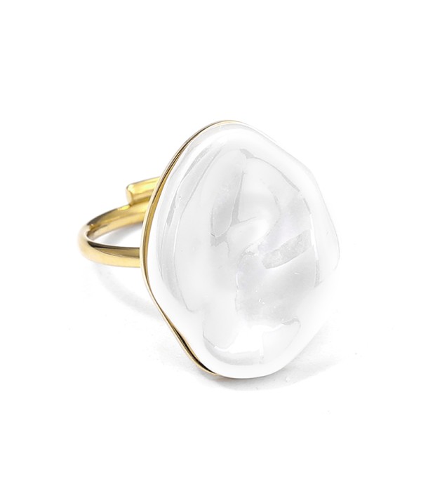 Anillo dorado con perla blanca irregular