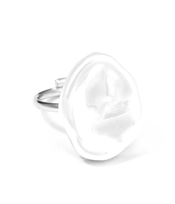 Anillo plateado con perla blanca irregular
