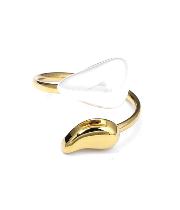 Anillo dorado con diseño abstracto y perla blanca